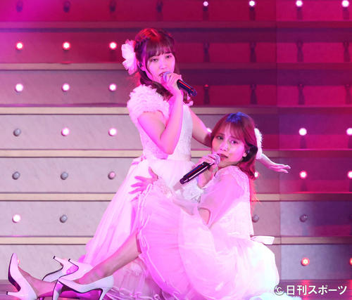 卒業セレモニーで熱唱する加藤玲奈(左)と入山杏奈(撮影・丹羽敏通)
