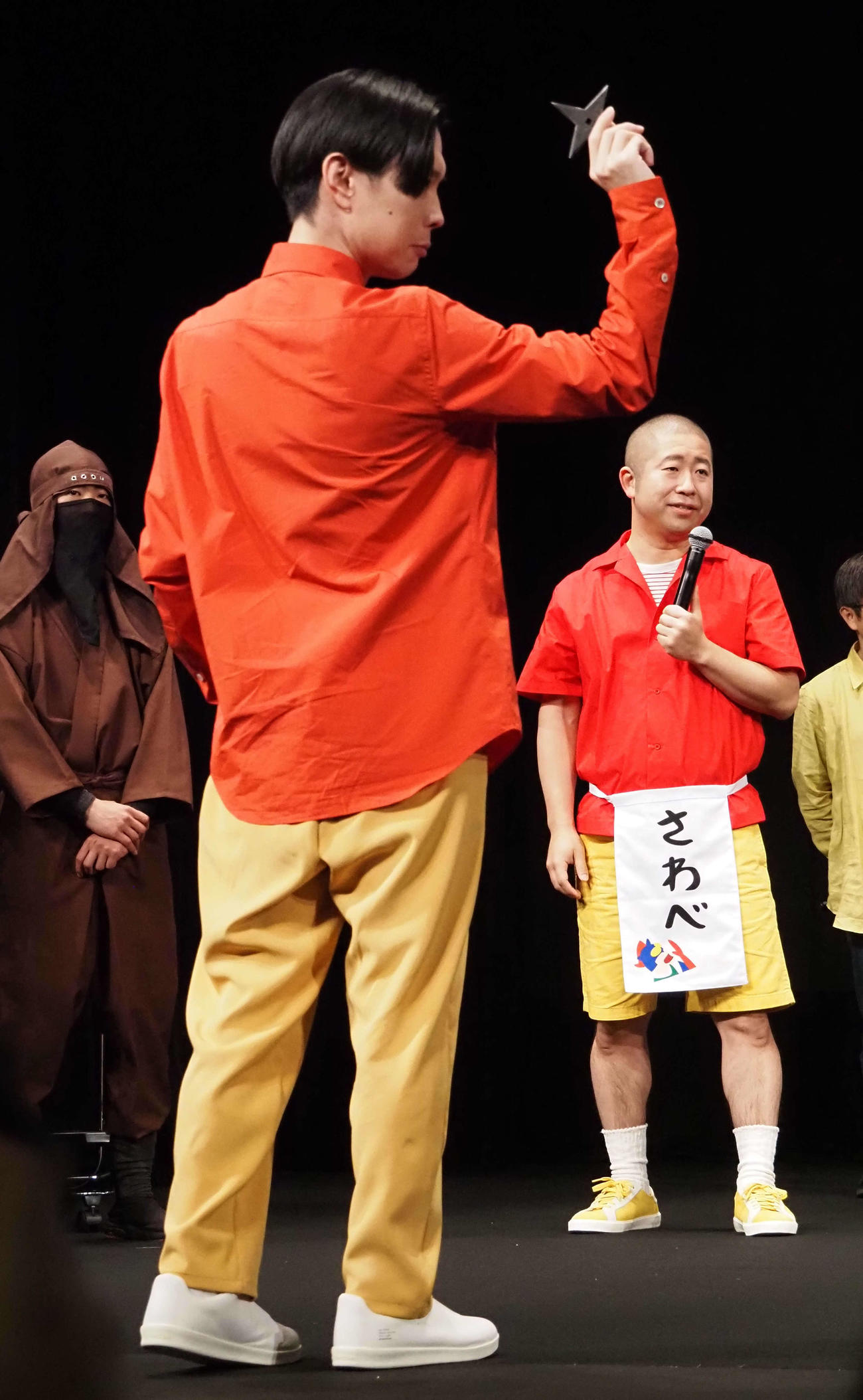 イベントで手裏剣投げに挑戦するハライチ岩井勇気（撮影・遠藤尚子）