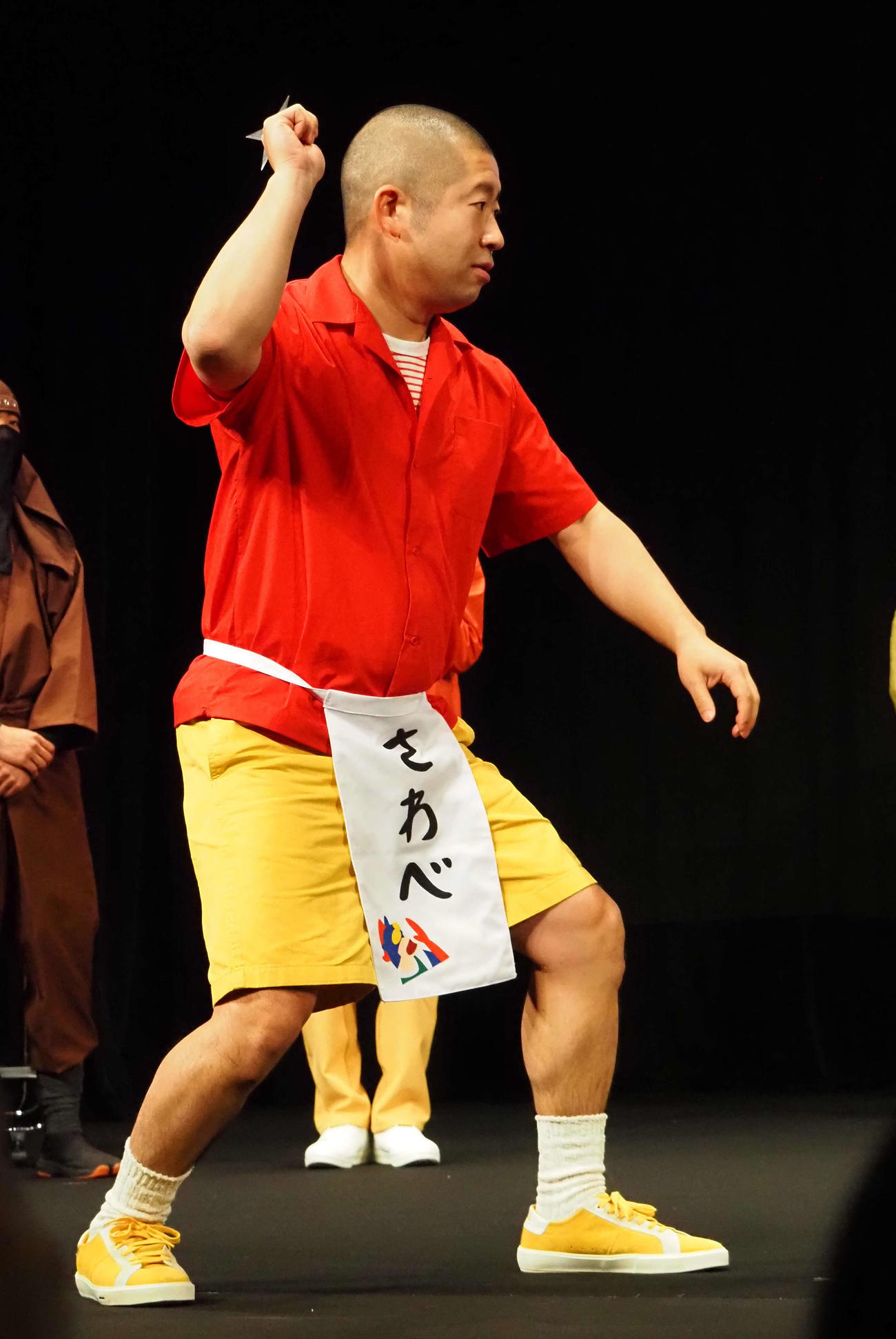 イベントで手裏剣投げに挑戦するハライチ澤部佑（撮影・遠藤尚子）