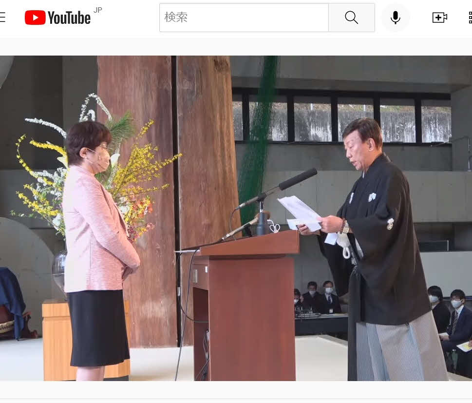 京都芸術大学の入学式で、新入生代表としてあいさつを行った橋幸夫（配信動画より）