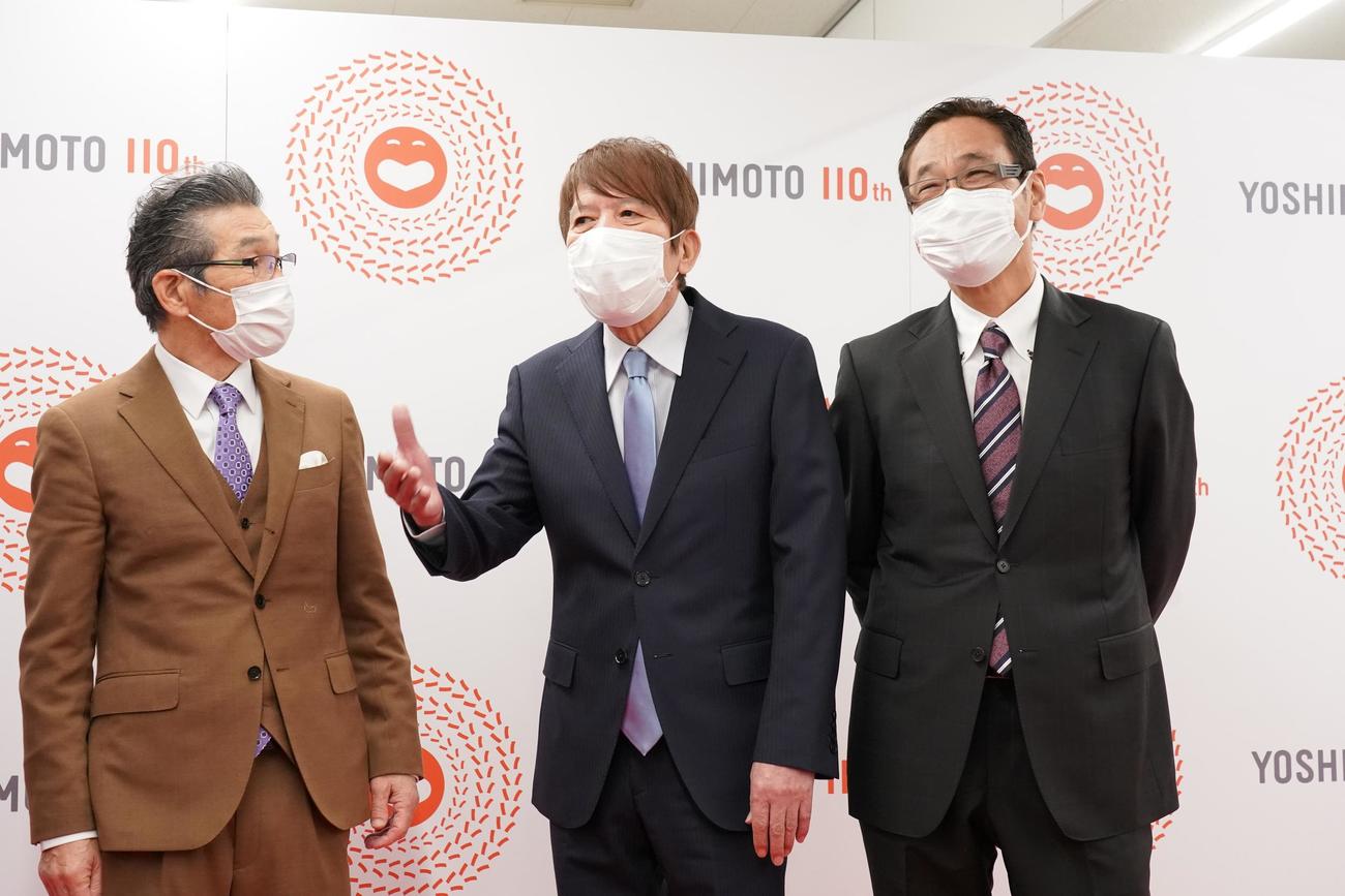出番後に囲み取材に臨んだ間寛平（左端）と、大木こだま（中央）ひびき