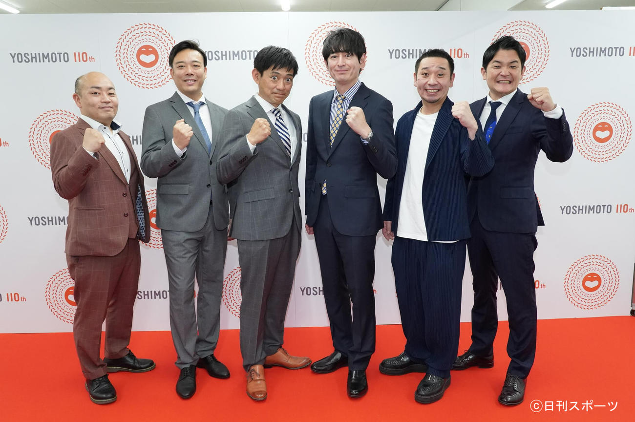 110周年興行の出番を終え取材に応じた（左から2人ずつ）ギャロップ、博多華丸・大吉、千鳥