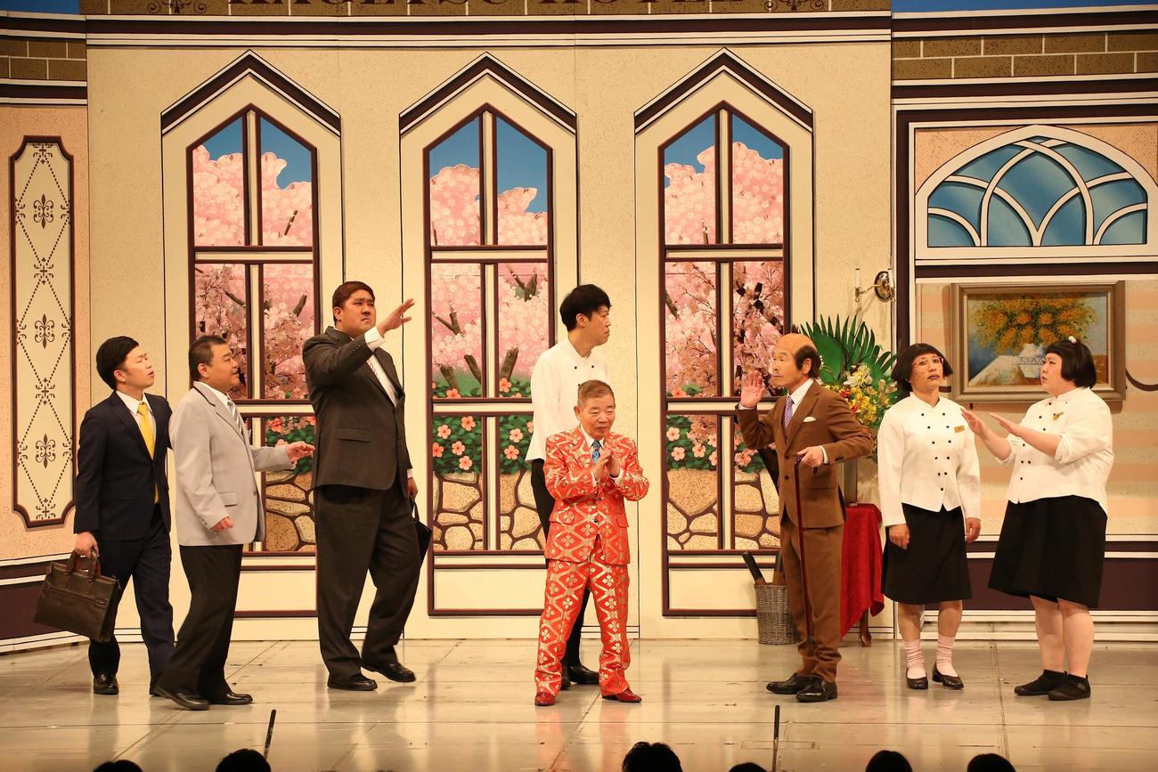 前日の初日から吉本新喜劇へ連続出演している間寛平（中央右）