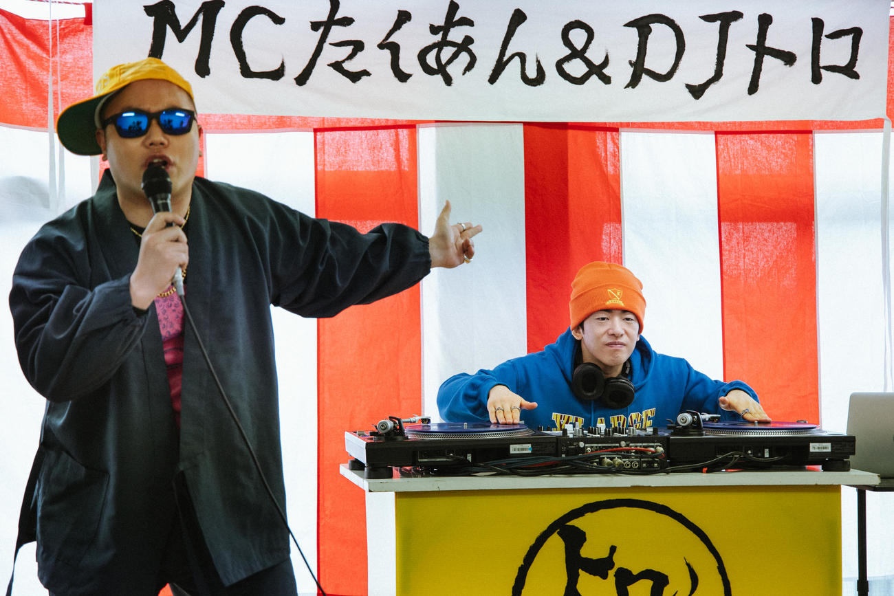 8日スタートのテレビ東京系連続ドラマ「しろめし修行僧」のオンライン会見に出席した岡部大（左）とDJ松永