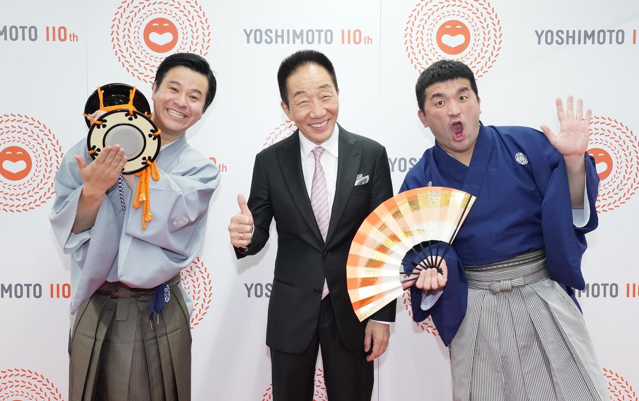 すゑひろがりず（両端）と舞台に立ち、囲み取材にも応じた中田カウス