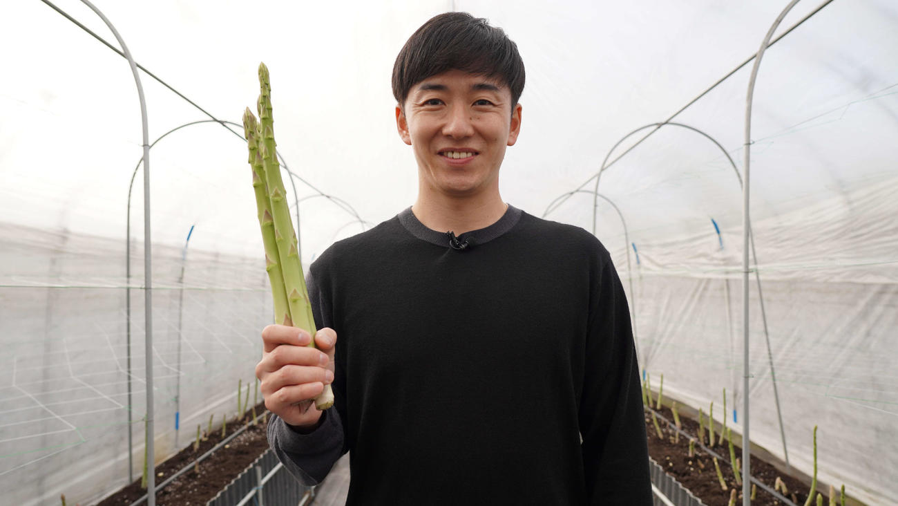 新コーナー「王子の旅」のロケでアスパラガスを持つ元プロ野球選手の斎藤佑樹氏