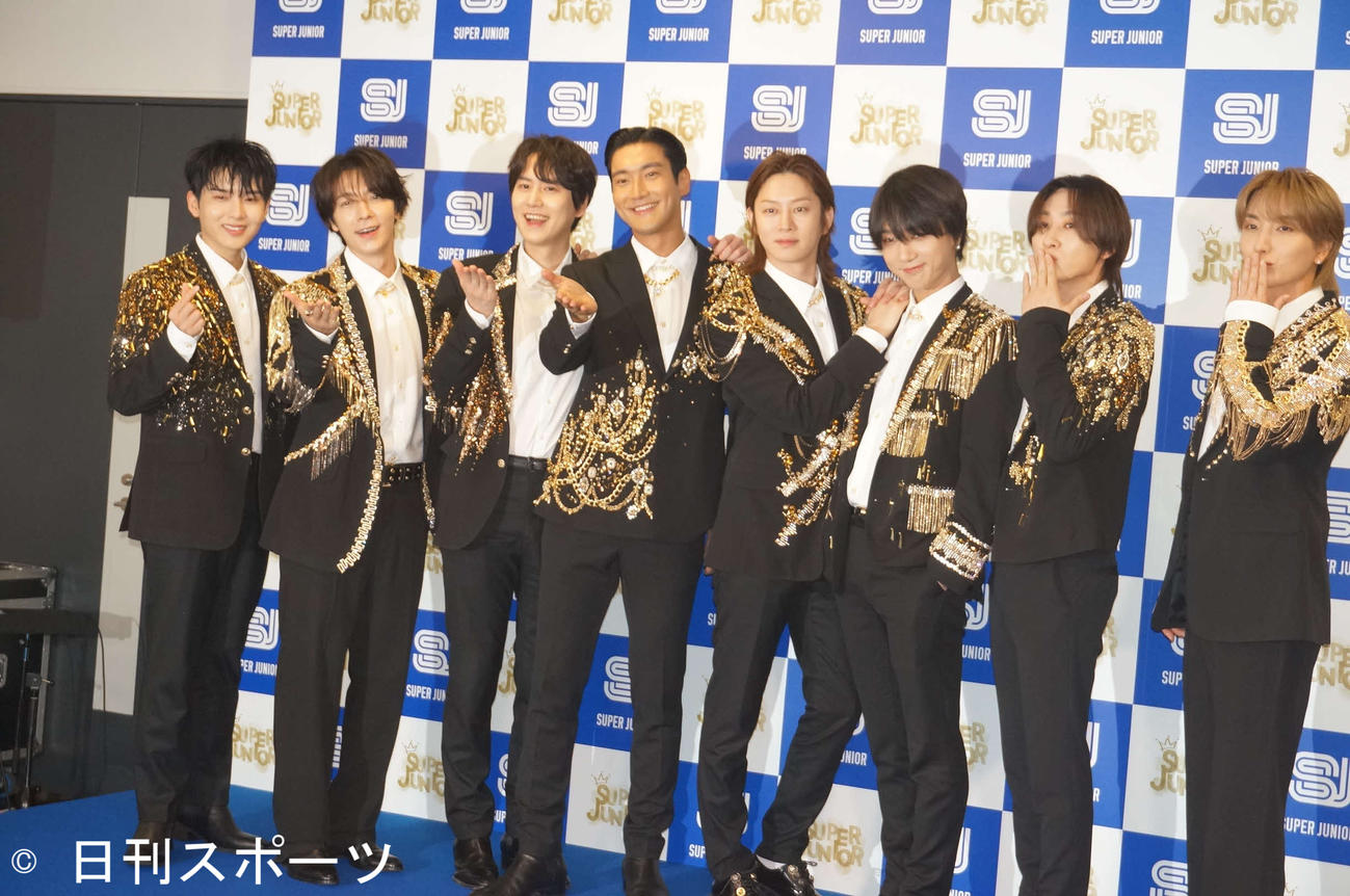 フォトセッションに応じるSUPER JUNIORの左からリョウク、ドンヘ、キュヒョン、シウォン、ヒチョル、イェソン、ウニョク、イトゥク