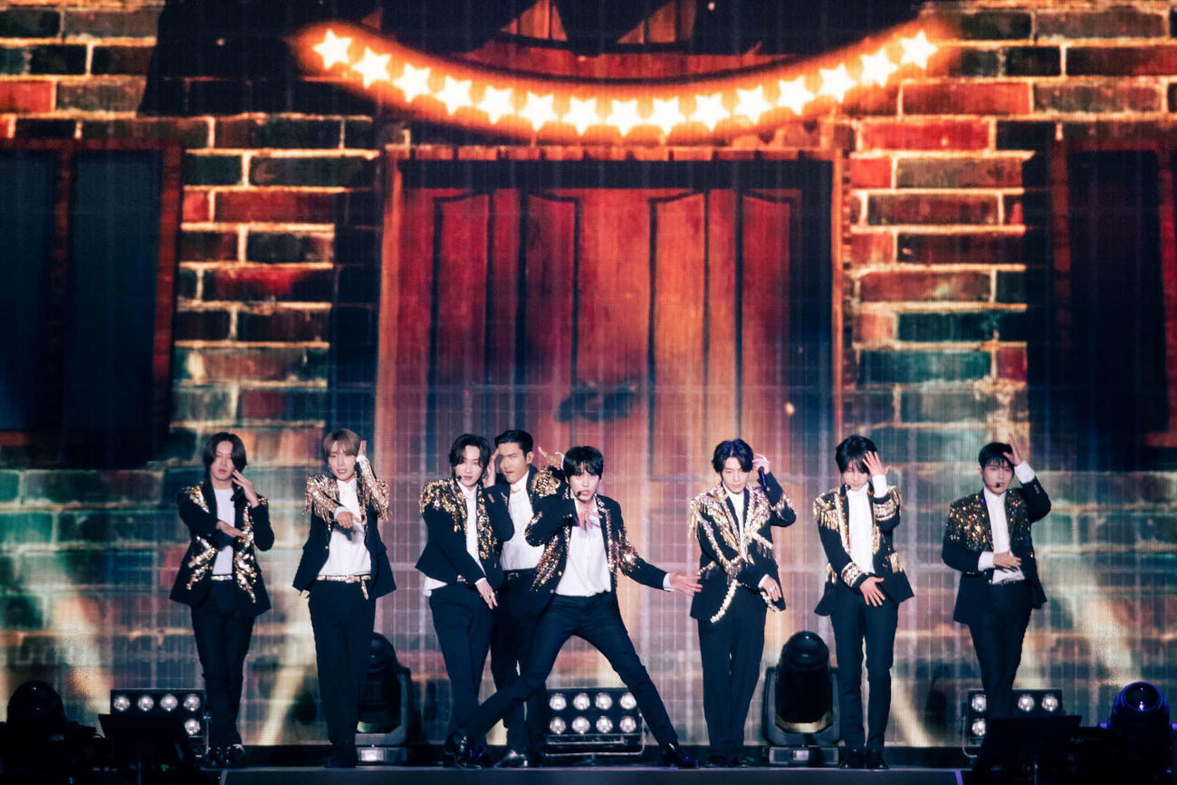 ライブイベントを開催したSUPER JUNIOR。左からヒチョル、イトゥク、ウニョク、シウォン、キュヒョン、ドンヘ、イェソン、リョウク（田中聖太郎氏撮影）