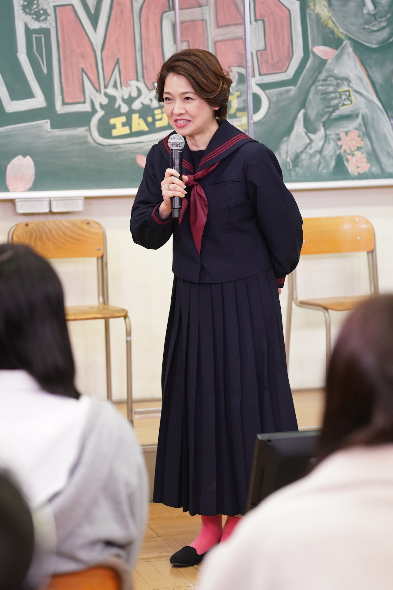 フジテレビ系連続ドラマ「ナンバMG5」の制作発表で52差異にして初体験のセーラー服姿を披露した西山喜久恵アナウンサー