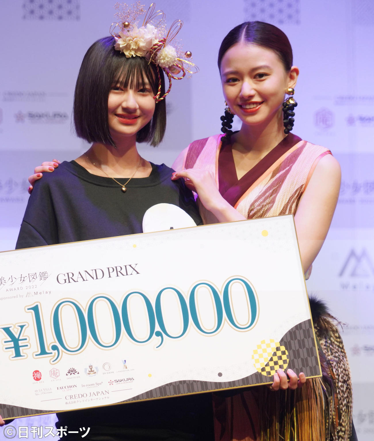 「美少女図鑑AWARDS 2022」授賞式でグランプリを受賞した菅原夕亜さん（左）と山本舞香（撮影・佐藤成）