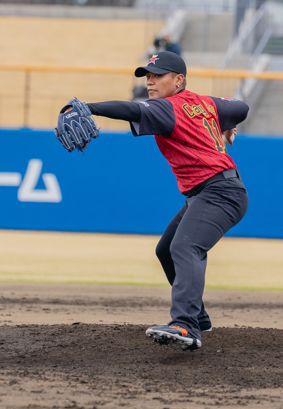 グレープカンパニー野球チームと初の対抗試合で投球する中目黒リュージーズのELLY（C）CL