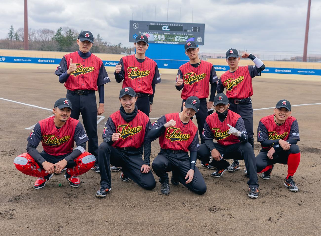 初の対抗試合を行った中目黒リュージーズ。前列左から数原龍友、MAKIDAI、今市隆二、ELLY、GS、後列左からKEISEI、比嘉涼樹、深堀未来、奥田力也（C）CL