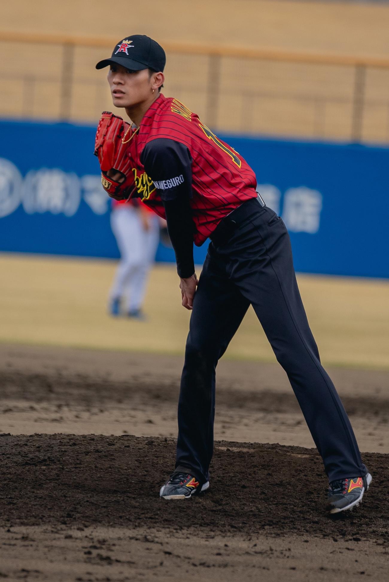 グレープカンパニー野球チームと初の対抗試合で投球する中目黒リュージーズの深堀未来（C）CL