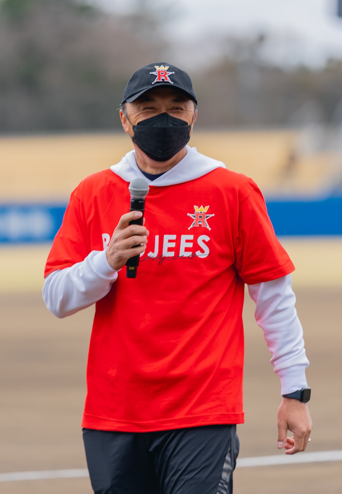 グレープカンパニー野球チームと初の対抗試合を見守った中目黒リュージーズのコーチを務める宮本慎也氏（C）CL