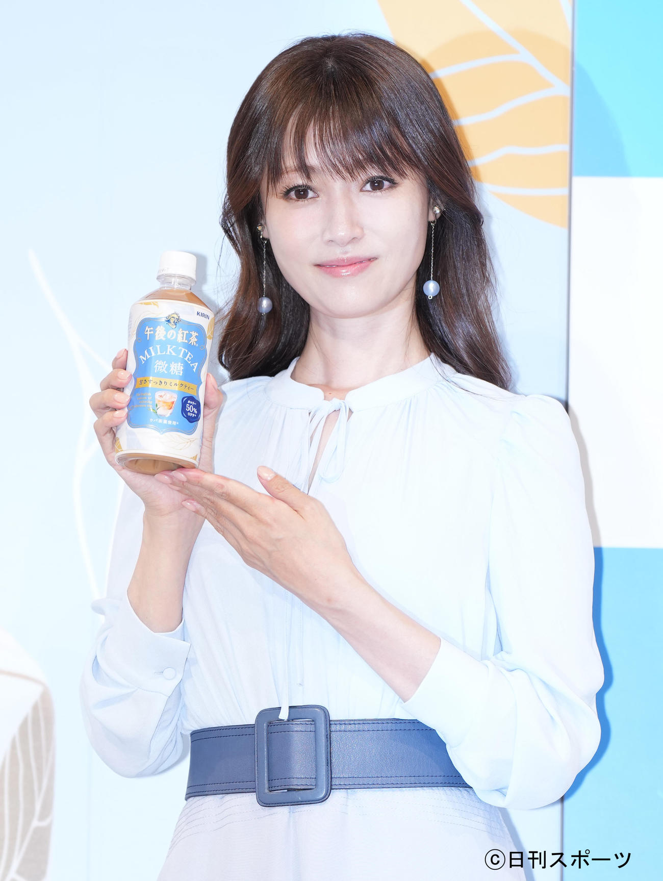 「キリン　午後の紅茶　ミルクティー　微糖」の誕生記念セレモニーで記念写真に納まる深田恭子（撮影・菅敏）