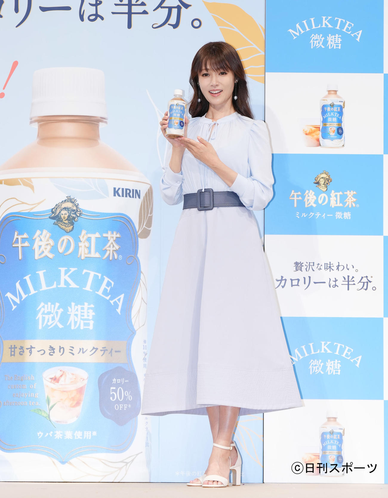 「キリン　午後の紅茶　ミルクティー　微糖」の誕生記念セレモニーで記念写真に納まる深田恭子（撮影・菅敏）