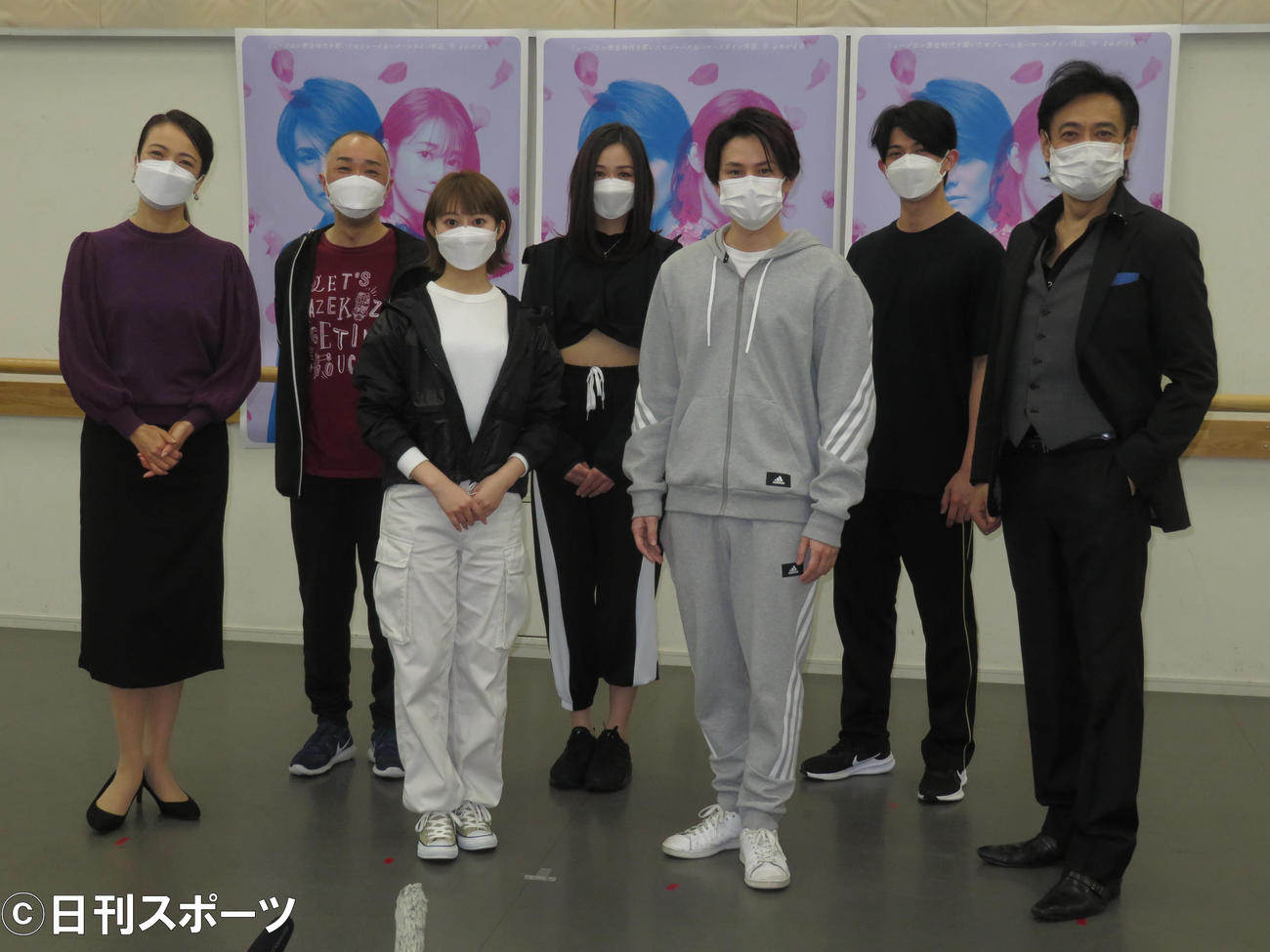 ミュージカル「FLOWER DRUM SONG」の公開稽古を行ったキャスト。前列左から彩吹真央、桜井玲香、古屋敬多、石井一孝。後列左から八十田勇一、フランク莉奈、砂川脩弥（撮影・横山慧）