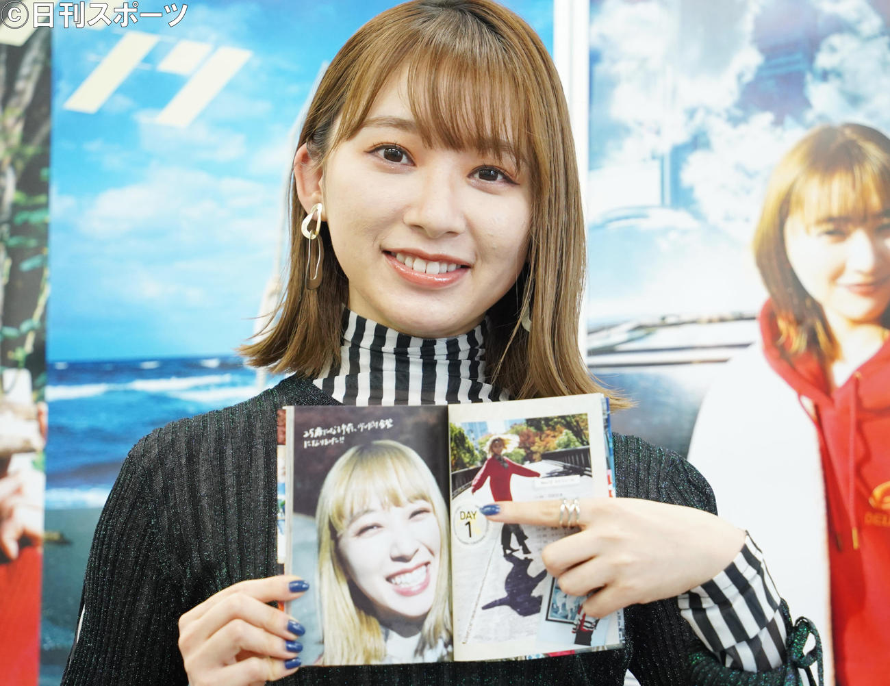 初の写真集「月刊　佐藤詩織・旅」「アートブックコレクション　佐藤詩織　旅のしおり」の発売会見を行った佐藤詩織は、お気に入りカットを見せる（撮影・佐藤勝亮）