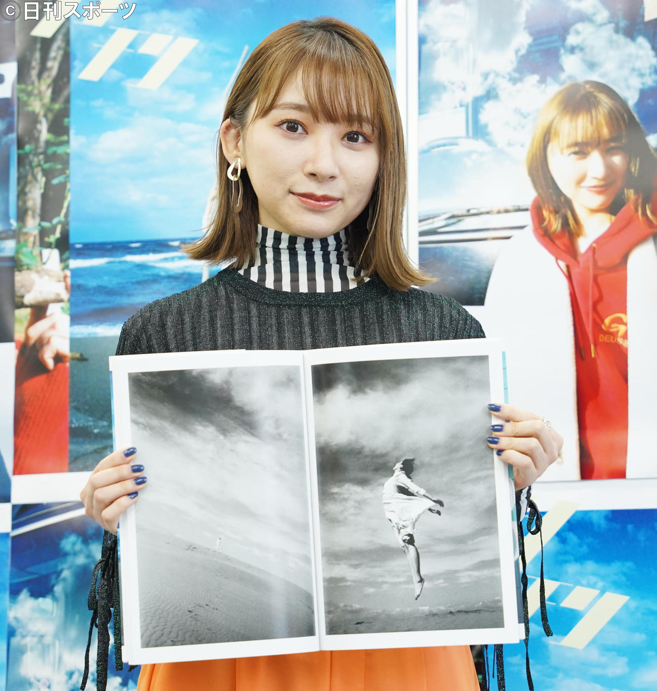 初の写真集「月刊　佐藤詩織・旅」「アートブックコレクション　佐藤詩織　旅のしおり」の発売会見を行った佐藤詩織は、お気に入りカットを見せる（撮影・佐藤勝亮）