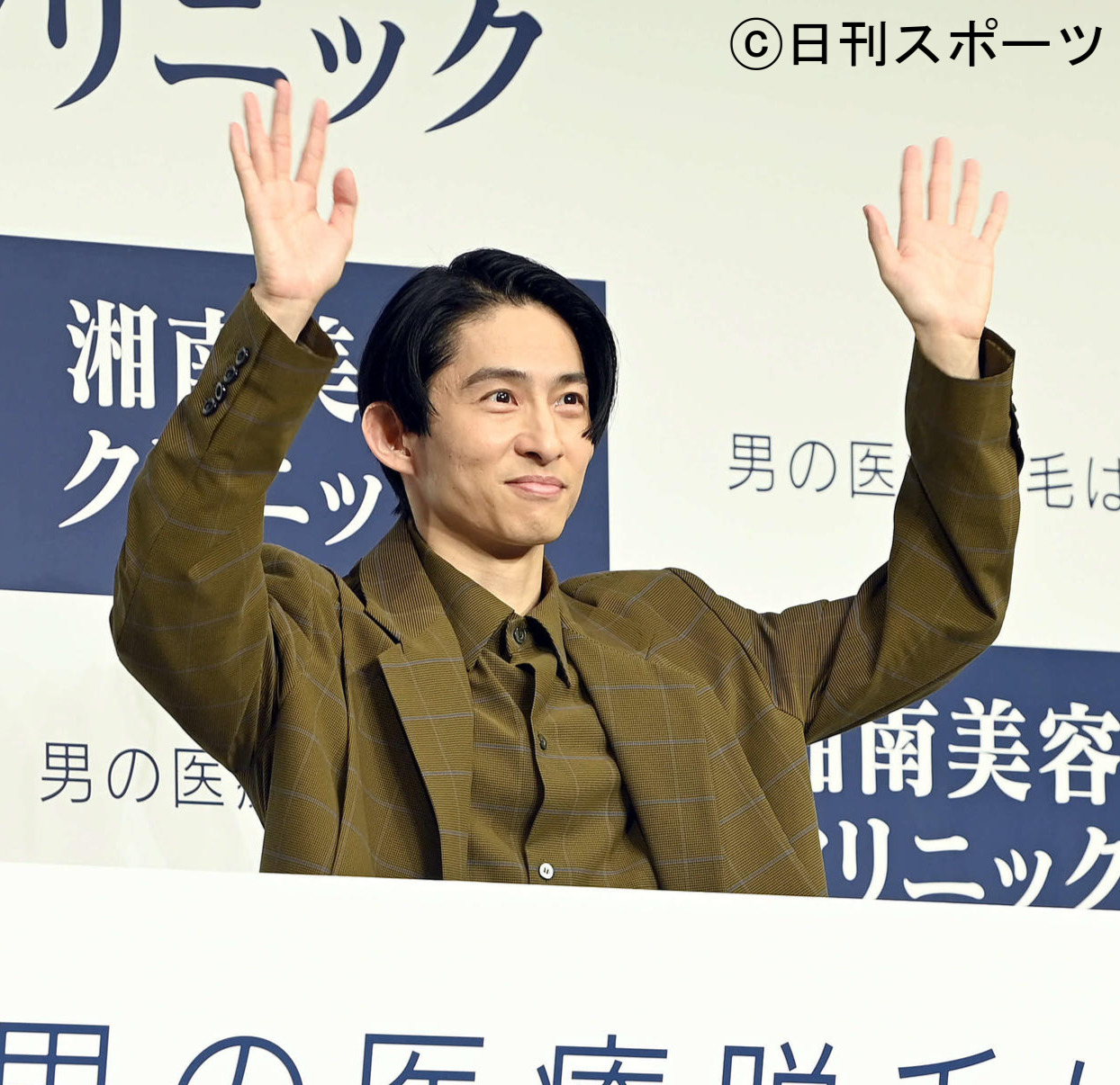 湘南美容クリニックのCMキャラクターに起用され笑顔で手を振る三宅健（撮影・たえ見朱実）