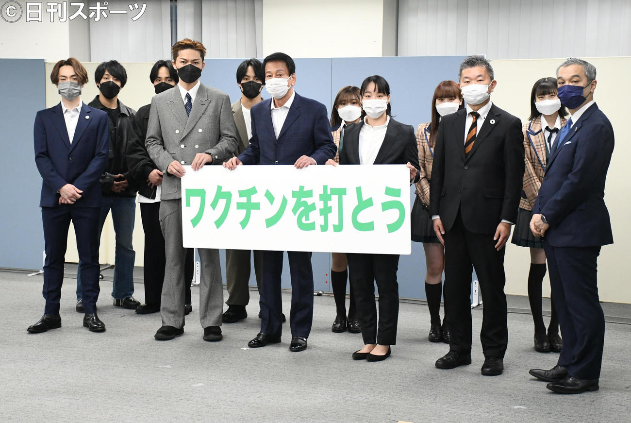 新型コロナウイルスワクチン接種の広報啓発活動を行った、前列左からTETSUYA、SHOKICHI、杉良太郎、入江聖奈、井村和夫氏、正木義久氏、後列左から佐藤綾人、佐藤颯人、佐藤嘉人、武田智加、豊永阿紀、松岡はな（撮影・大友陽平）