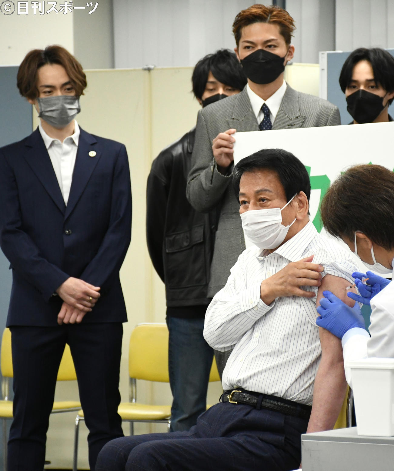 新型コロナウイルスワクチン接種の広報啓発活動で自ら3回目の接種を行う杉良太郎（手前）（撮影・大友陽平）