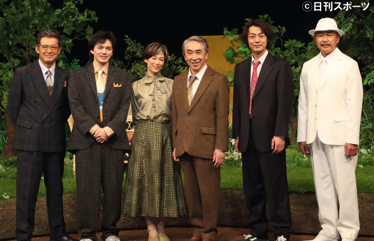 舞台「セールスマンの死」の初日会見を行った、左から鶴見辰吾、林遣都、鈴木保奈美、段田安則、福士誠治、高橋克実（撮影・小林千穂）