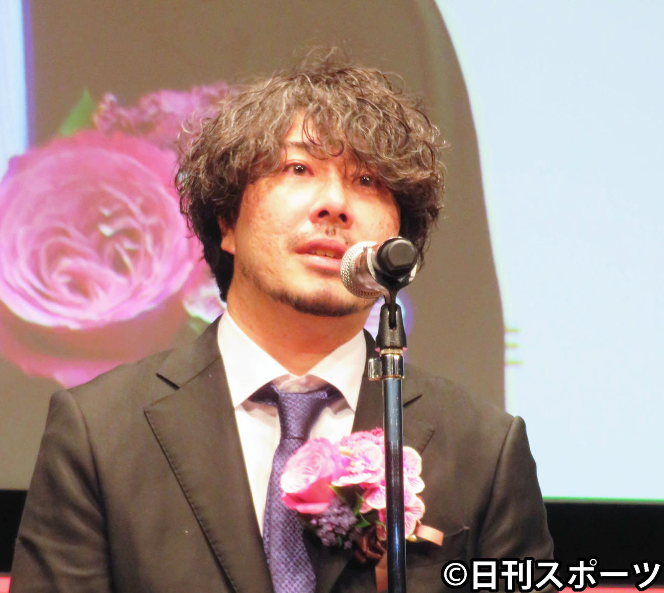 涙ながらにスピーチする藤元明緒監督（撮影・村上幸将）
