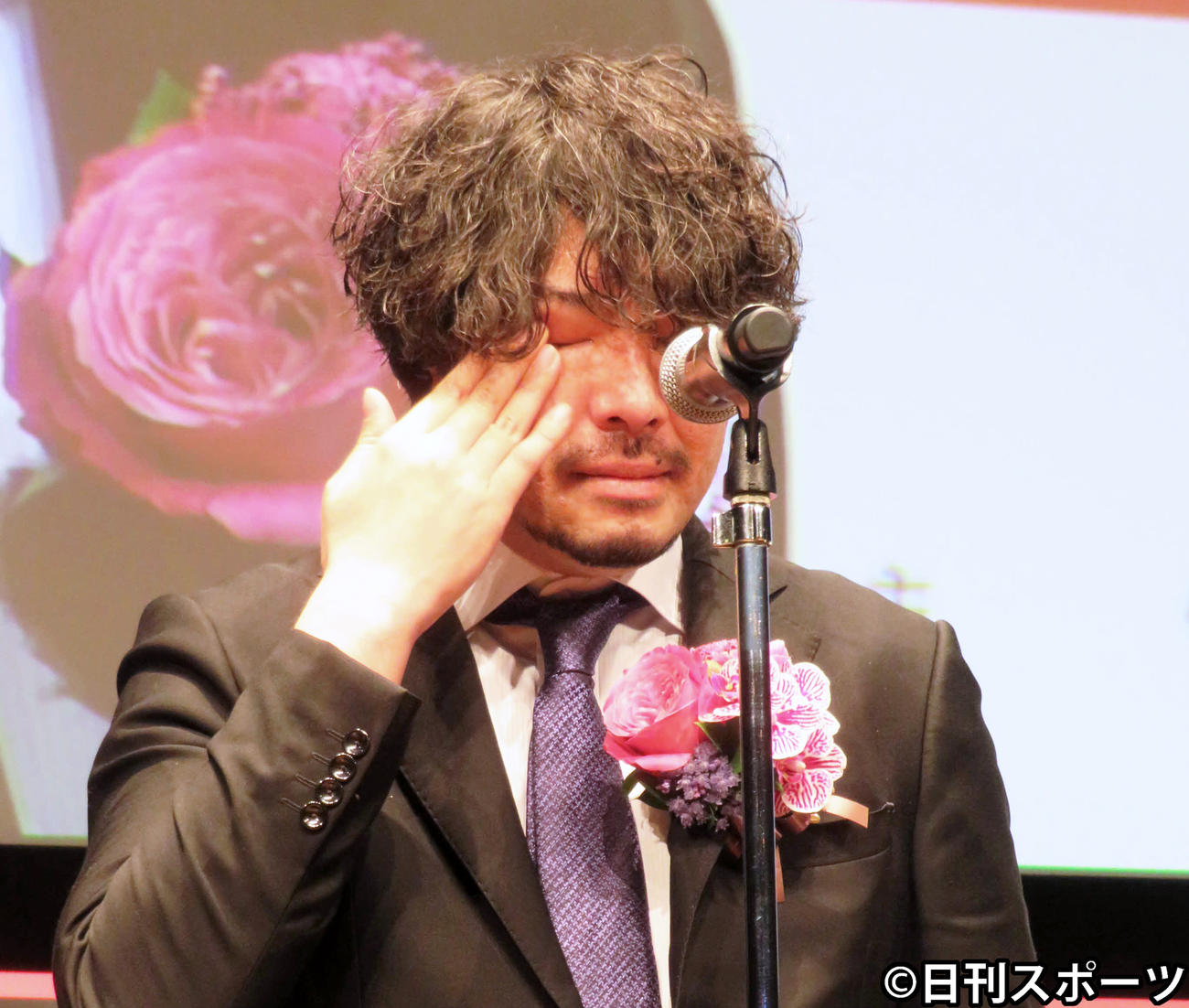 第3回大島渚賞授賞式のスピーチで涙する藤元明緒監督（撮影・村上幸将）
