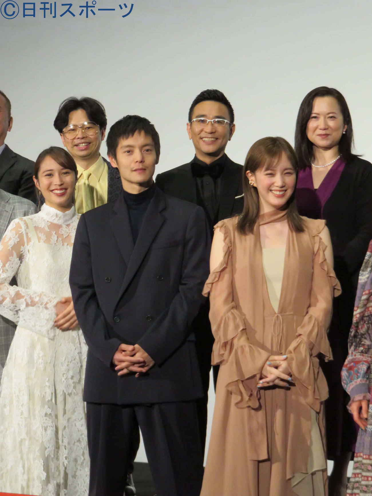 「劇場版ラジエーションハウス」の完成披露試写会に出席した、前列左から広瀬アリス、窪田正孝、本田翼、後列左から浜野謙太、八嶋智人、和久井映見