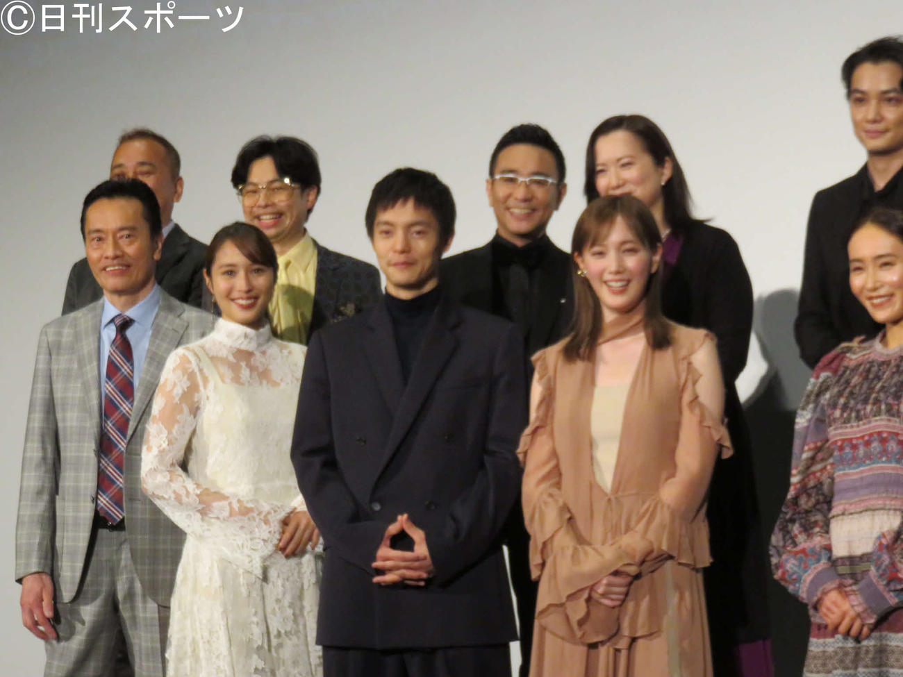 「劇場版ラジエーションハウス」の完成披露試写会。（前列左から）遠藤憲一、広瀬アリス、窪田正孝、本田翼、山口紗弥加（後列左から）鈴木雅之監督、浜野謙太、八嶋智人、和久井映見、矢野聖人