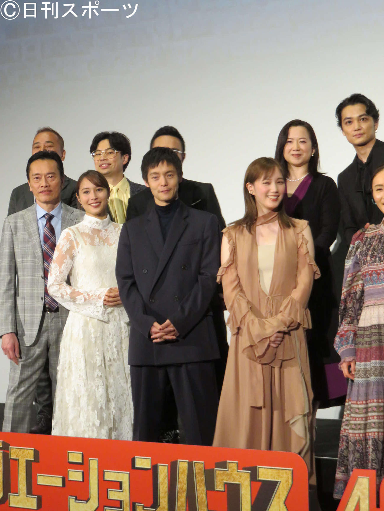 「劇場版ラジエーションハウス」の完成披露試写会。（前列左から）遠藤憲一、広瀬アリス、窪田正孝、本田翼（後列左から）浜野謙太、八嶋智人、和久井映見、矢野聖人