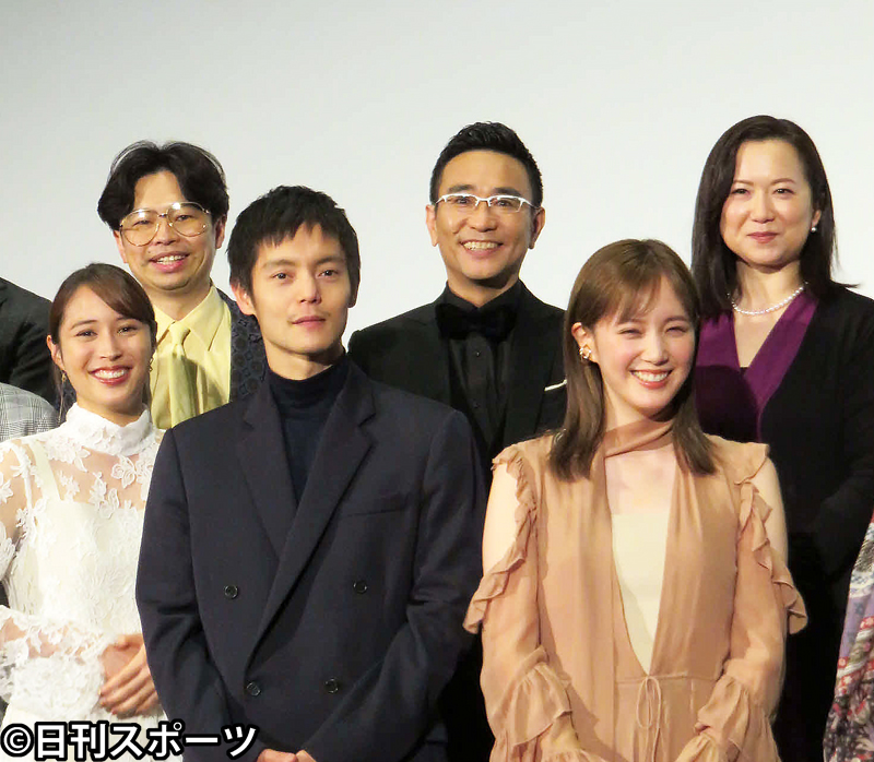 「劇場版ラジエーションハウス」の完成披露試写会に出席した、前列左から広瀬アリス、窪田正孝、本田翼ら