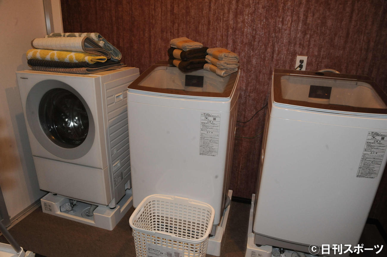 坂上忍が開業した動物保護ハウス「さかがみ家」の洗濯機。人間、犬、猫用で分けられている（撮影・松尾幸之介）