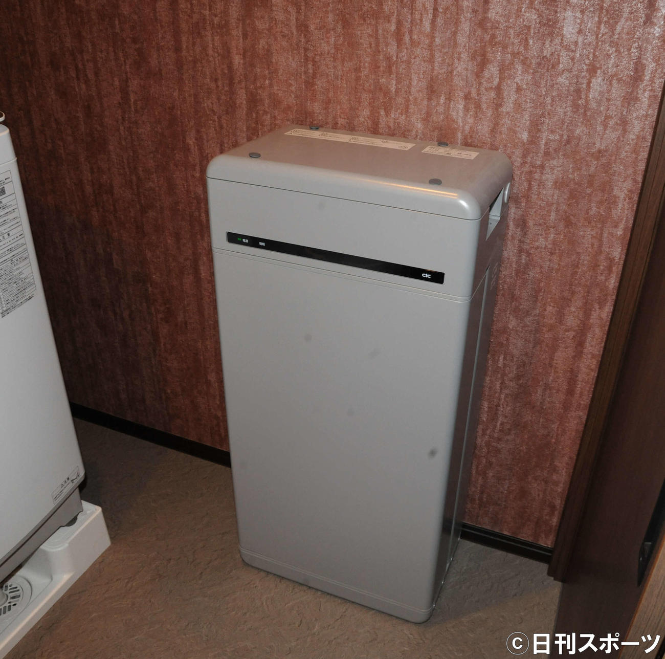 坂上忍が開業した動物保護ハウス「さかがみ家」の蓄電池。緊急災害に備えている（撮影・松尾幸之介）