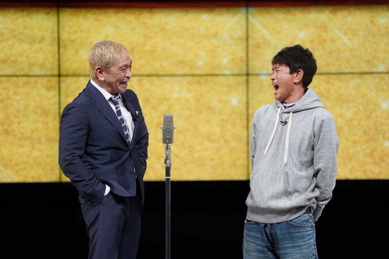 吉本興業創業110周年「伝説の一日」に出演し、NGKセンターマイク前で掛け合いを展開したダウンタウンの松本人志（左）と浜田雅功