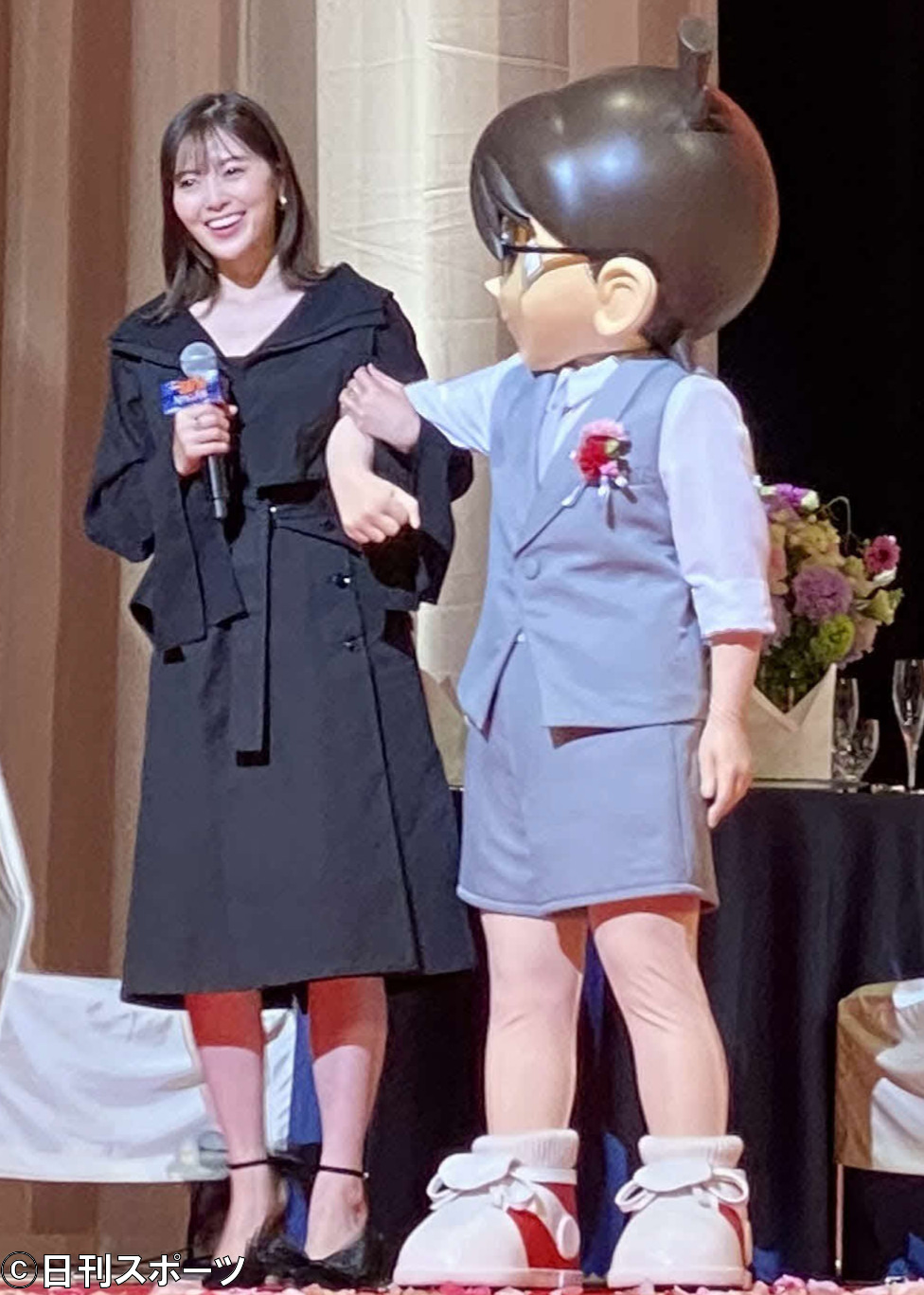 映画「名探偵コナン　ハロウィンの花嫁」の完成披露宴でコナンと腕を組んで登場する白石麻衣（撮影・加藤理沙）
