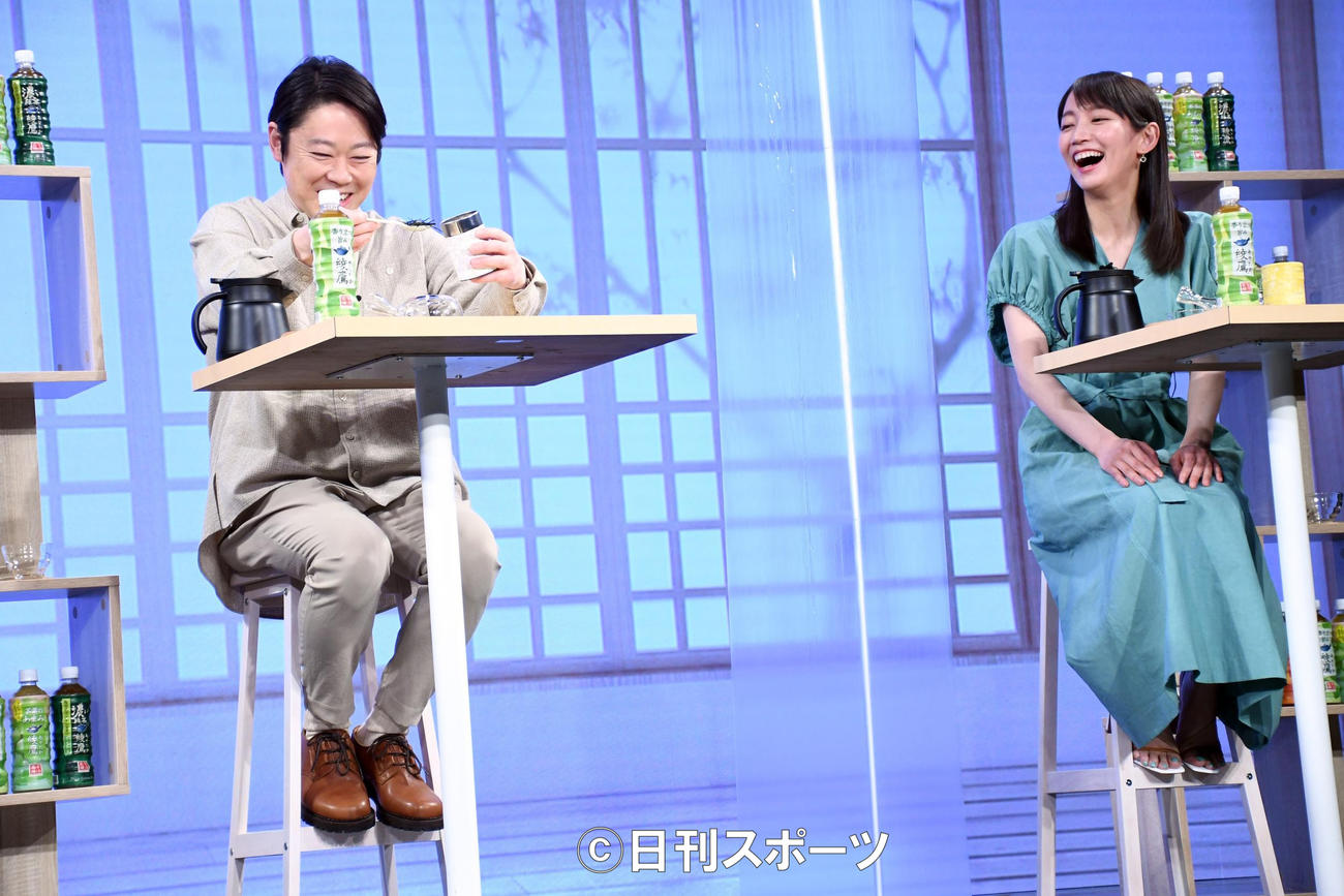 「『綾鷹』ひらく、お茶会」でお茶入れ体験を行う阿部サダヲ（左）と吉岡里帆（撮影・大友陽平）