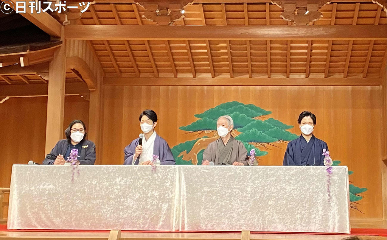 「能　狂言『鬼滅の刃』」の制作発表に出席した、左から、木ノ下裕一、野村萬斎、大槻文藏、大槻裕一（撮影・加藤理沙）