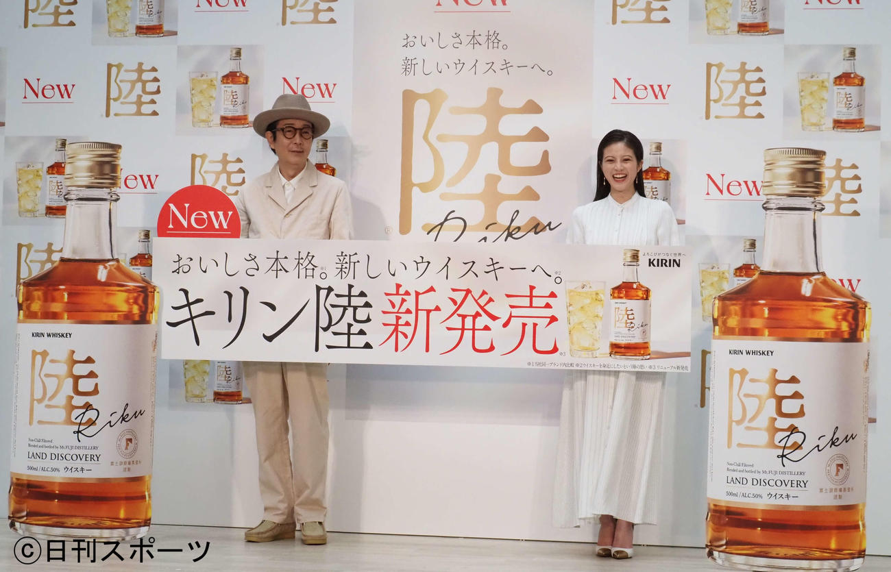 「キリンウイスキー陸」新発売記念発表会に出席したリリー・フランキー（左）と今田美桜（撮影・遠藤尚子）
