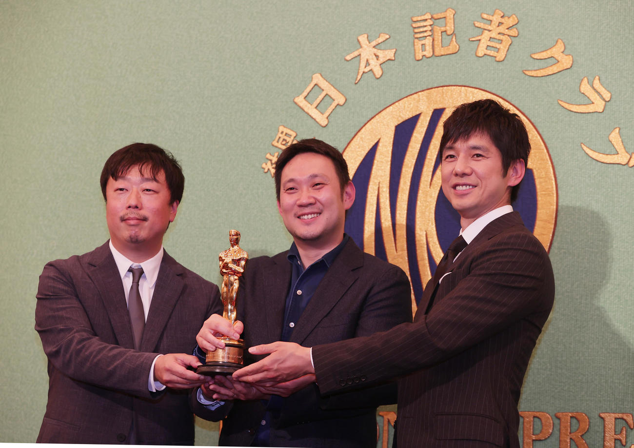 米アカデミー賞で国際長編映画賞を受賞し、日本記者クラブで会見したドライブ・マイ・カーの左から山本晃久プロデューサー、濱口竜介監督、主演の西島秀俊は、オスカー像を手に笑顔（撮影・野上伸悟）