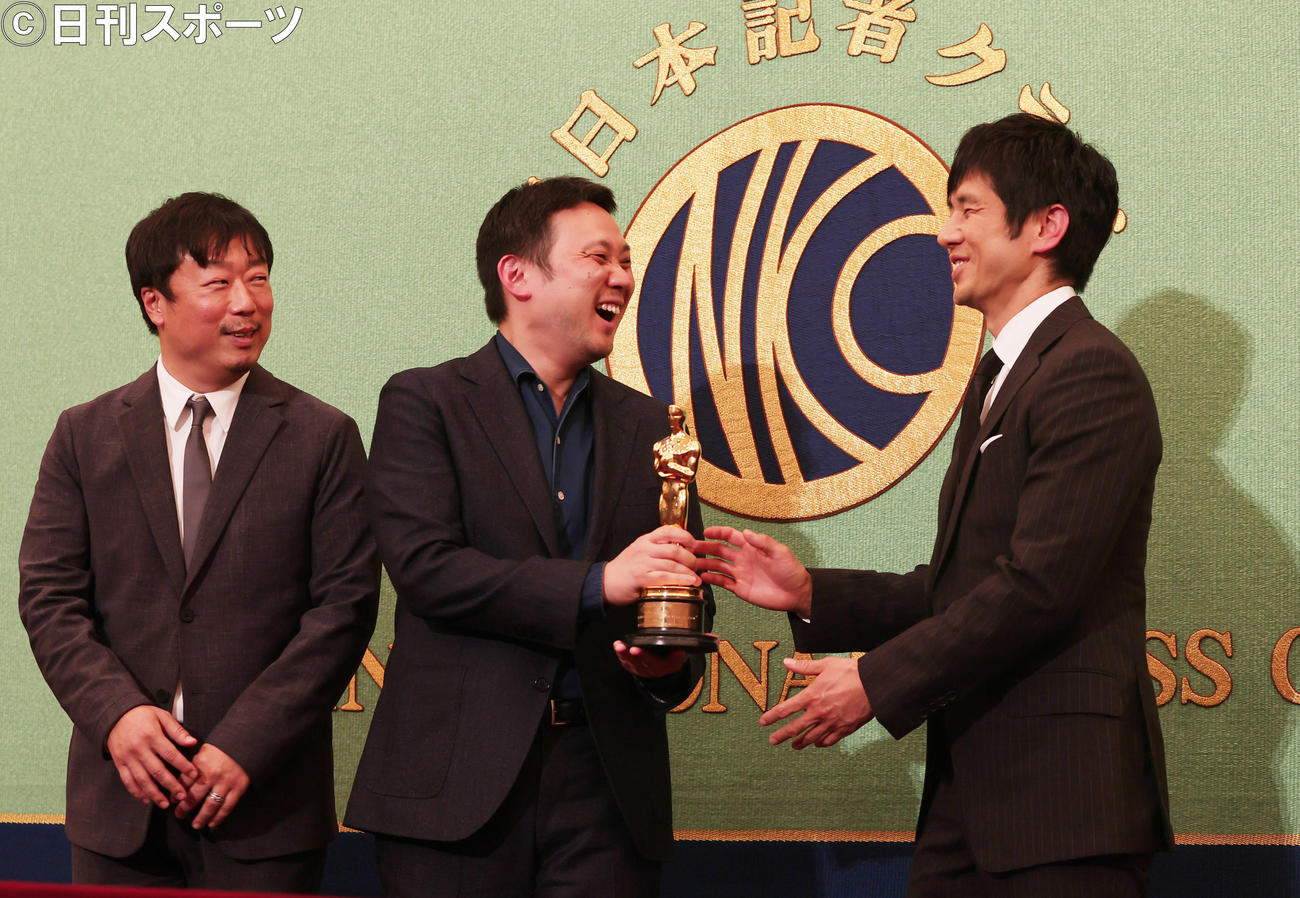 米アカデミー賞で国際長編映画賞を受賞し、日本記者クラブで会見したドライブ・マイ・カーの左から山本晃久プロデューサー、濱口竜介監督、主演の西島秀俊。濱口竜介監督は西島秀俊にオスカー像を渡そうとするも、遠慮され爆笑（撮影・野上伸悟）