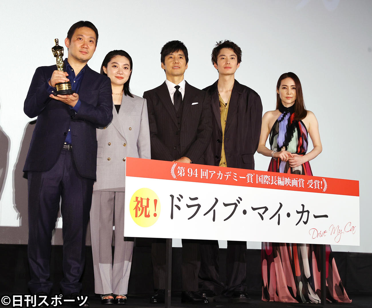 映画「ドライブ・マイ・カー」凱旋舞台あいさつに登壇し笑顔を見せる、左から濱口竜介監督、三浦透子、西島秀俊、岡田将生、霧島れいか（撮影・垰建太）
