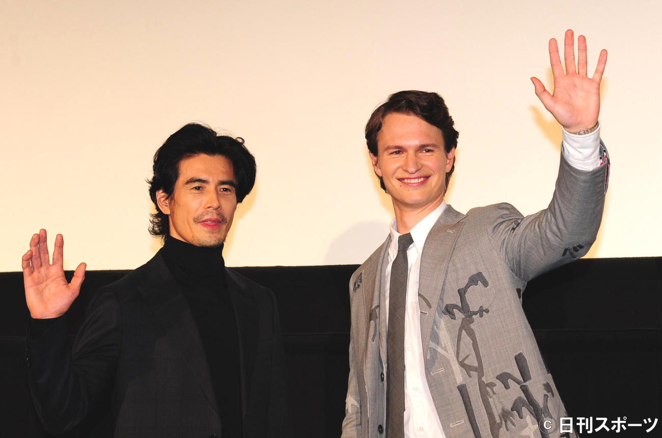 ドラマ「TOKYO VICE」の完成披露試写会であいさつをした伊藤英明（左）とアンセル・エルゴート