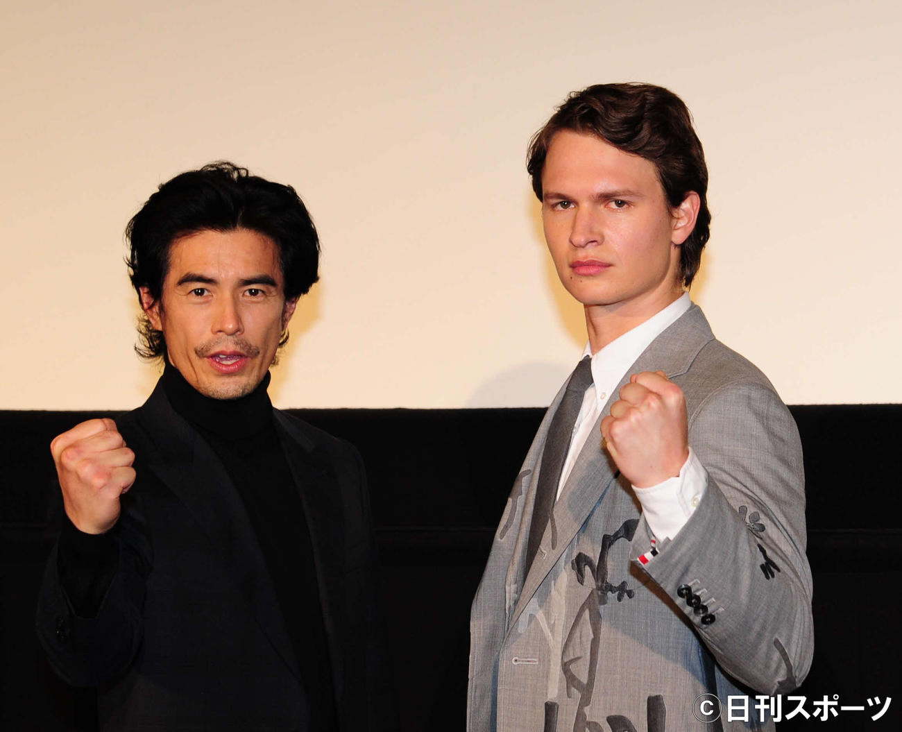 ドラマ「TOKYO VICE」の完成披露試写会であいさつをした伊藤英明（左）とアンセル・エルゴート