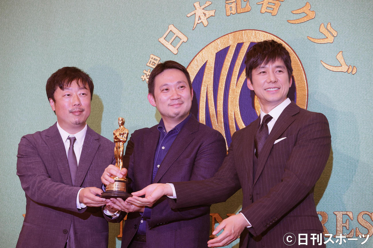 米アカデミー賞で国際長編映画賞を受賞し、日本記者クラブで会見したドライブ・マイ・カーの左から山本晃久プロデューサー、濱口竜介監督、主演の西島秀俊は、オスカー像を手に笑顔（撮影・野上伸悟）