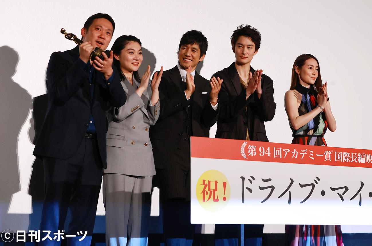 映画「ドライブ・マイ・カー」凱旋舞台あいさつに登壇し笑顔を見せる、左から浜口竜介監督、三浦透子、西島秀俊、岡田将生、霧島れいか（撮影・垰建太）