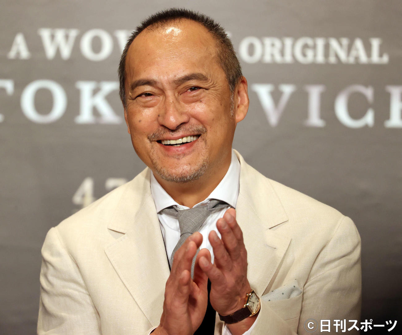 ドラマ「TOKYO VICE」記者会見に登壇し拍手する渡辺謙（撮影・浅見桂子）