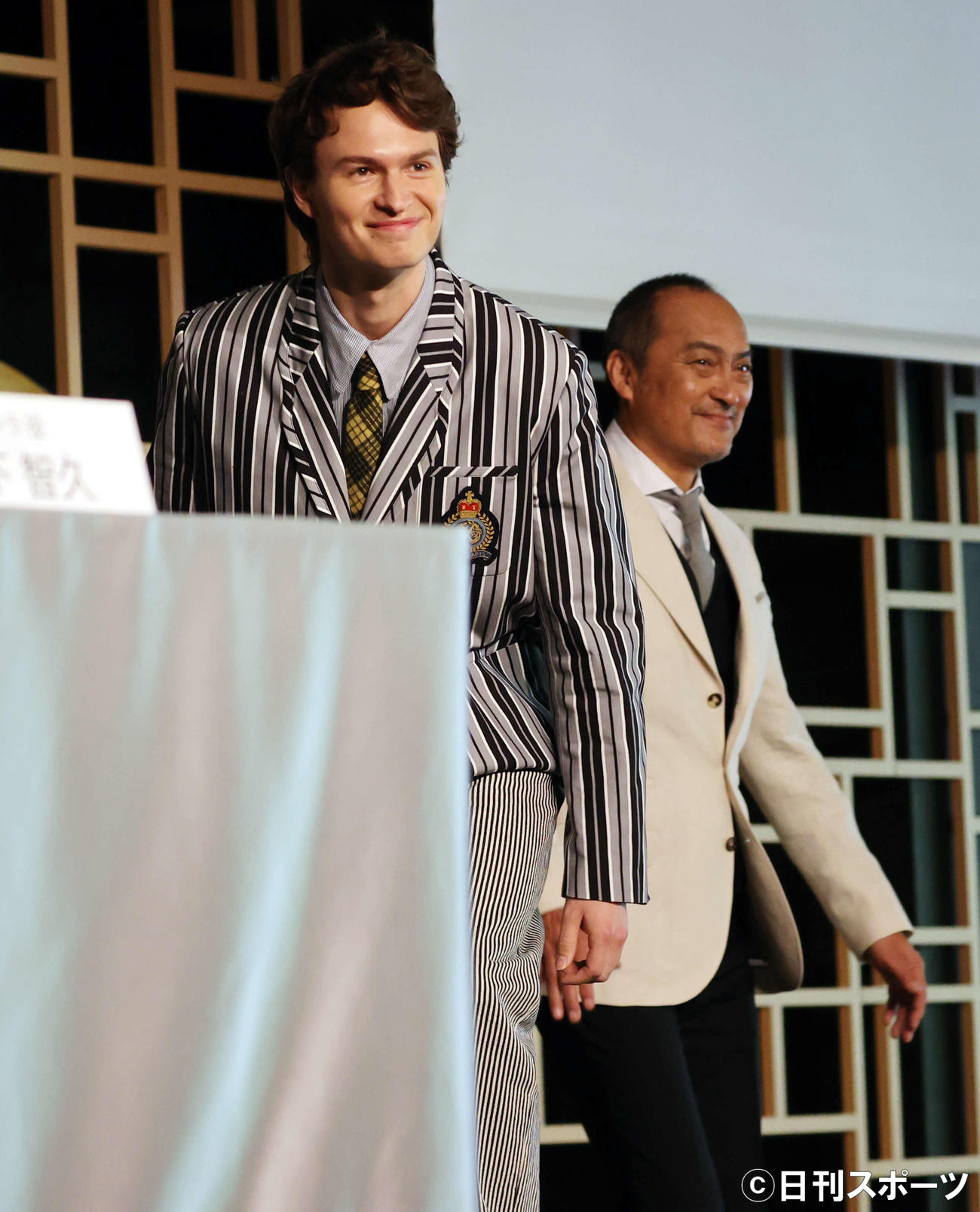 ドラマ「TOKYO VICE」記者会見に登壇するアンセル・エルゴート（左）と渡辺謙（撮影・浅見桂子）