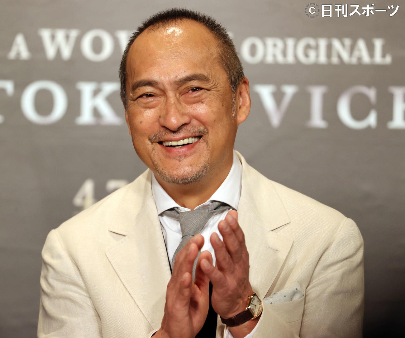 ドラマ「TOKYO VICE」記者会見に登壇し拍手する渡辺謙（撮影・浅見桂子）